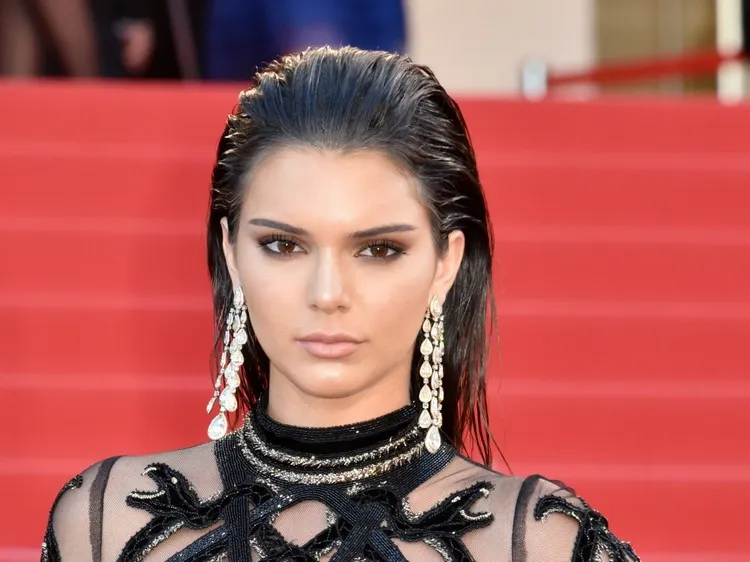 Fall winter 2022 2023 hairstyle trends wet hair trend wet look autumn kendall jenner