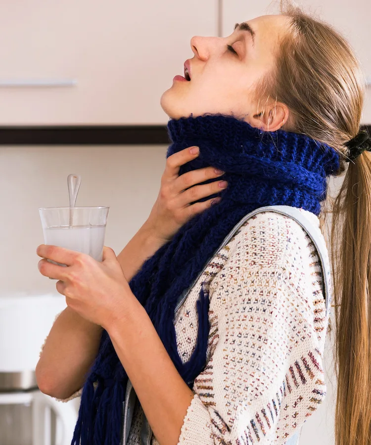 Gargle with salt water and relieve common symptoms of sore throat
