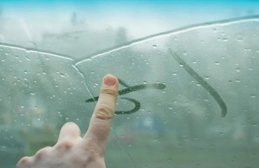 How-to-remove-moisture-in-the-car-and-get-rid-of-fog-inside