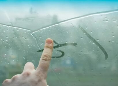 How-to-remove-moisture-in-the-car-and-get-rid-of-fog-inside