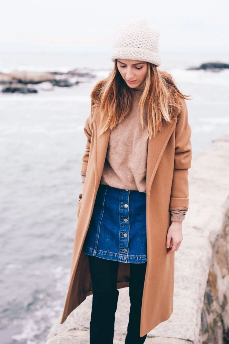 How to wear a casual denim skirt in autumn and winter