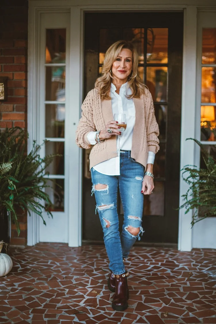 If you are in a hurry combine a cardigan with jeans and chunky boots in fall