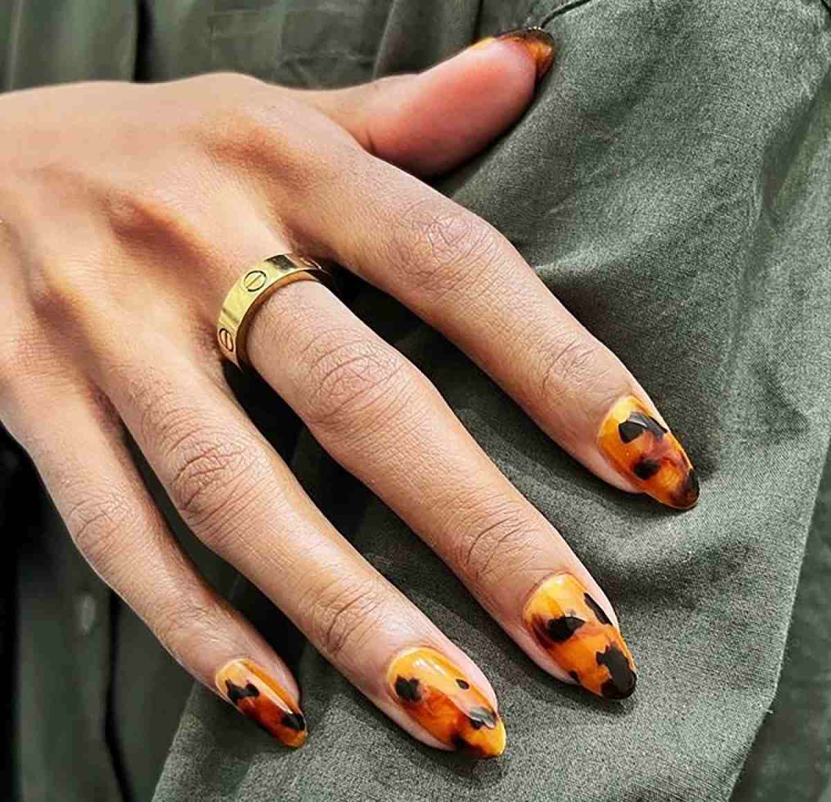 Trendy nail art ideas: how to wear animal print manicure?