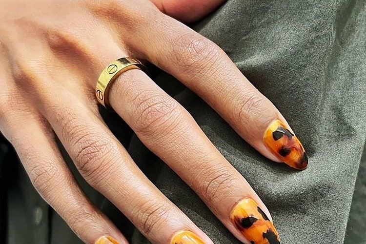Trendy-nail-art-ideas-how-to-wear-animal-print-manicure