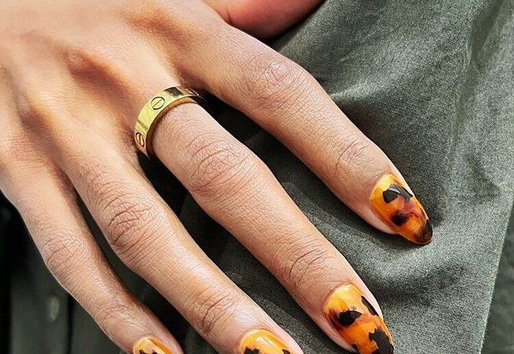 Trendy-nail-art-ideas-how-to-wear-animal-print-manicure