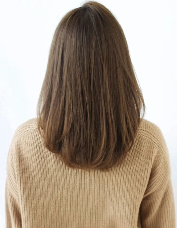Corte de pelo en forma de U para cabello fino castaño recto de longitud media