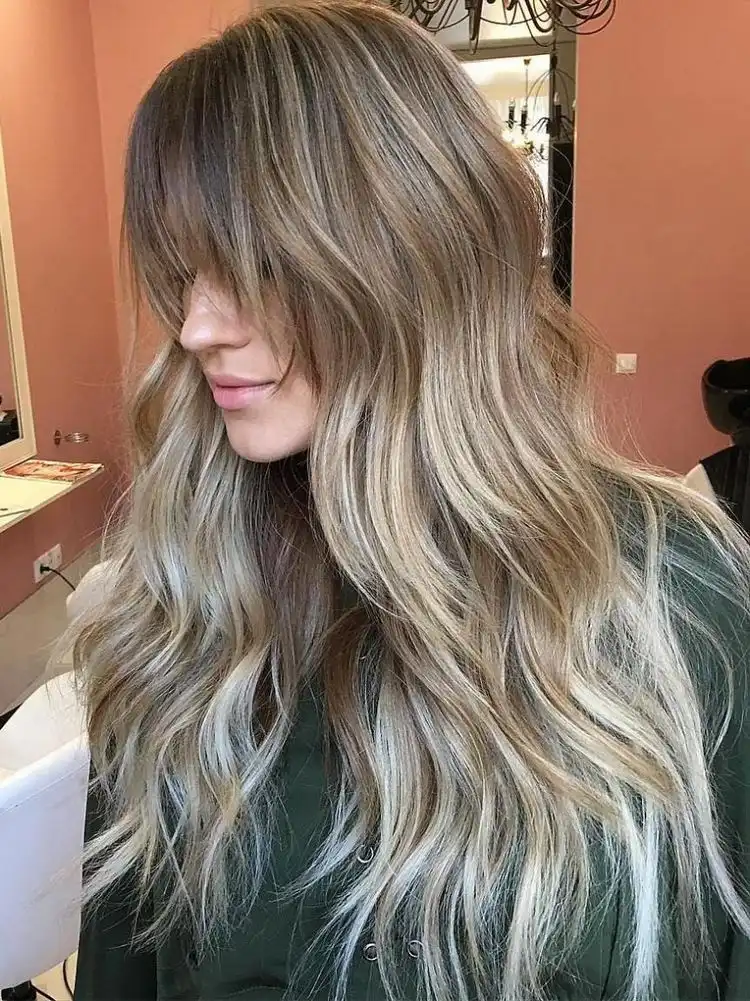 Wavy hairstyle with straight bangs