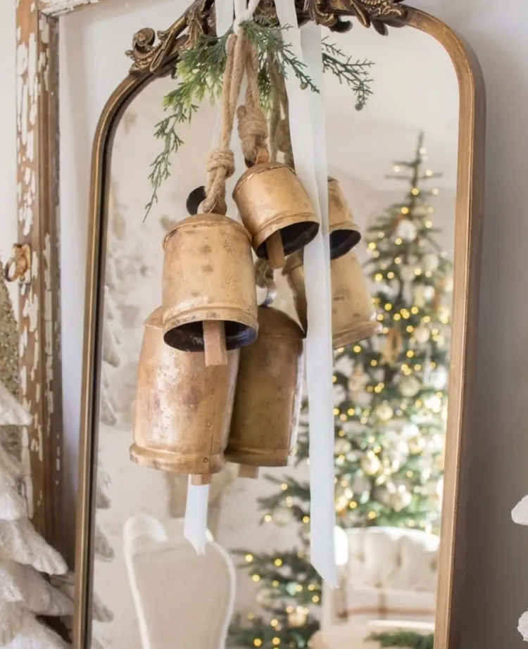 hermosa impresionante decoración navideña las tendencias de este año campanas doradas colgando de un espejo