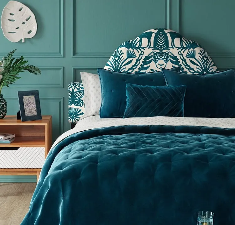 trendy bedroom colors_emerald green color trend