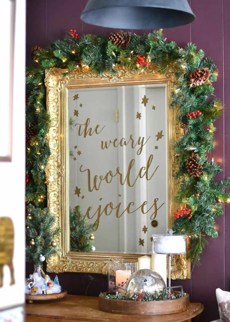corona de navidad en el marco del espejo ideas bricolaje creativo artes y manualidades hogar fácil acogedor de moda