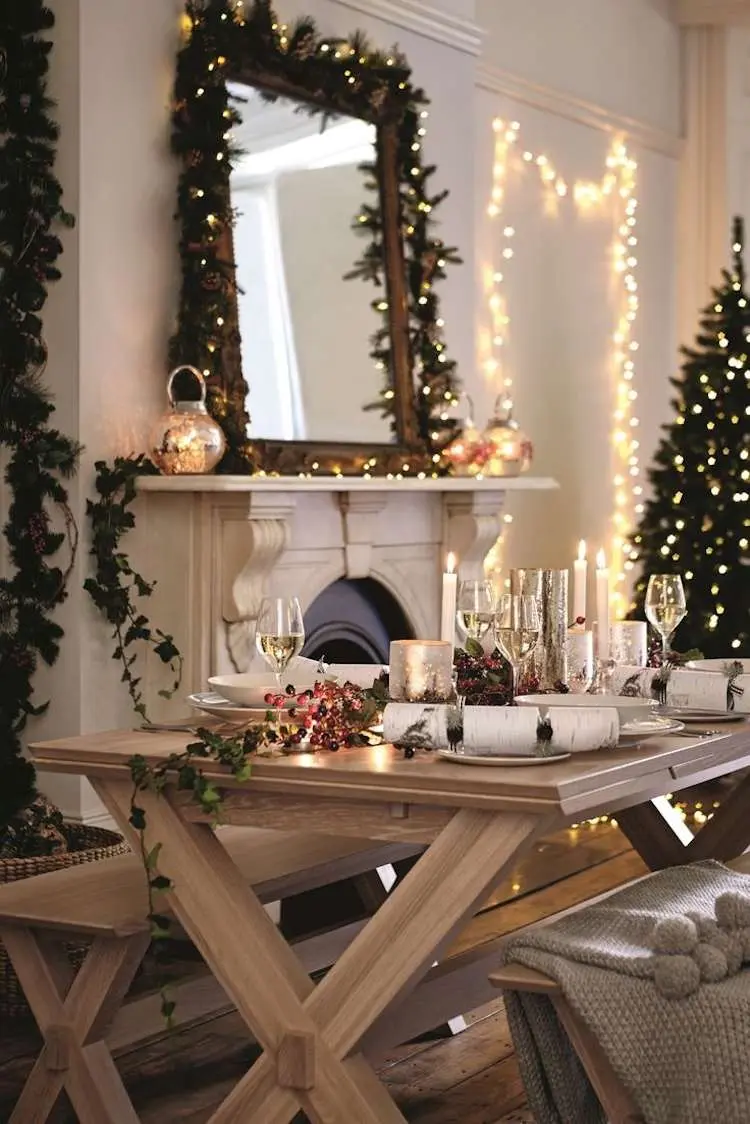 coronas navideñas con luces alrededor de su marco de espejo ideas elegantes decoraciones