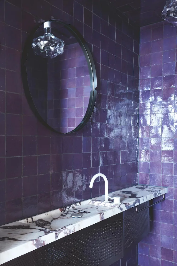 dark wall tiles as current bathroom trends 2023 with contrasting bathroom fittings