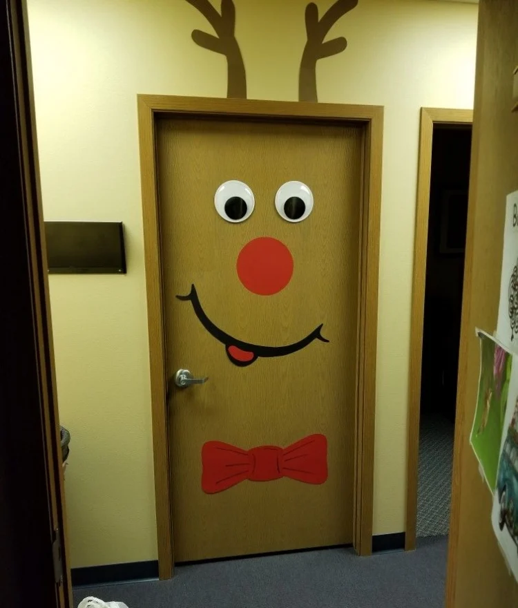 cute festive door decoration with a deer easy and simple