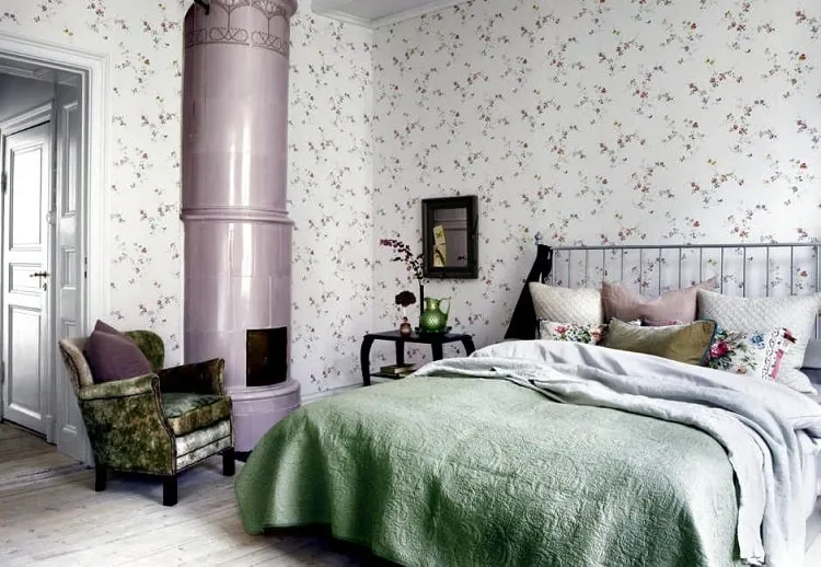 delicate floral wallpaper_bedroom wallpaper trends