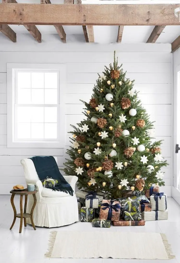 earthy natural christmas decoration trends 2022 colors how to decorate this year recycle pinecones