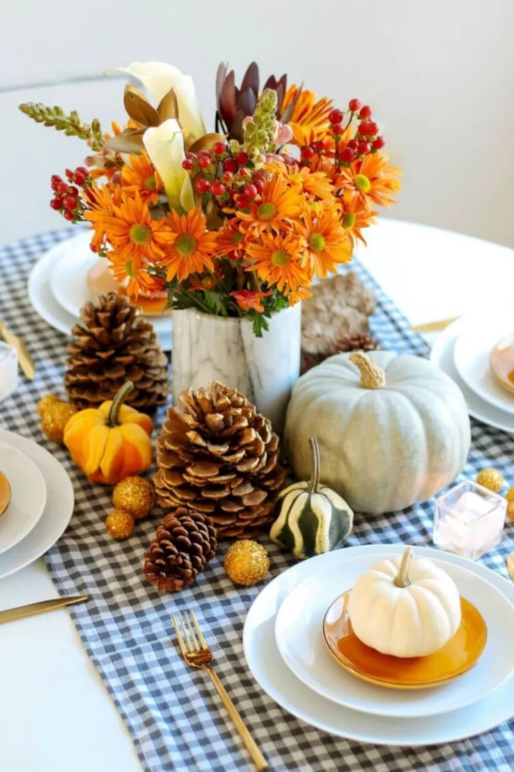 easy thanksgiving table decor idea vase with flowers