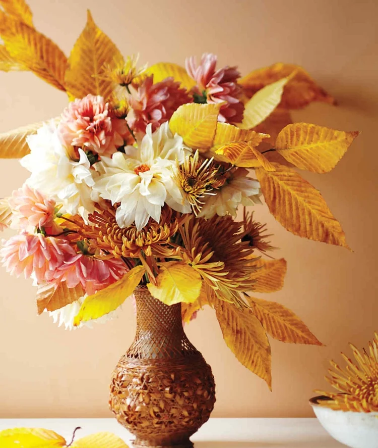 floral arrangement Thanksgiving table decor idea flowers and leaves in a vase