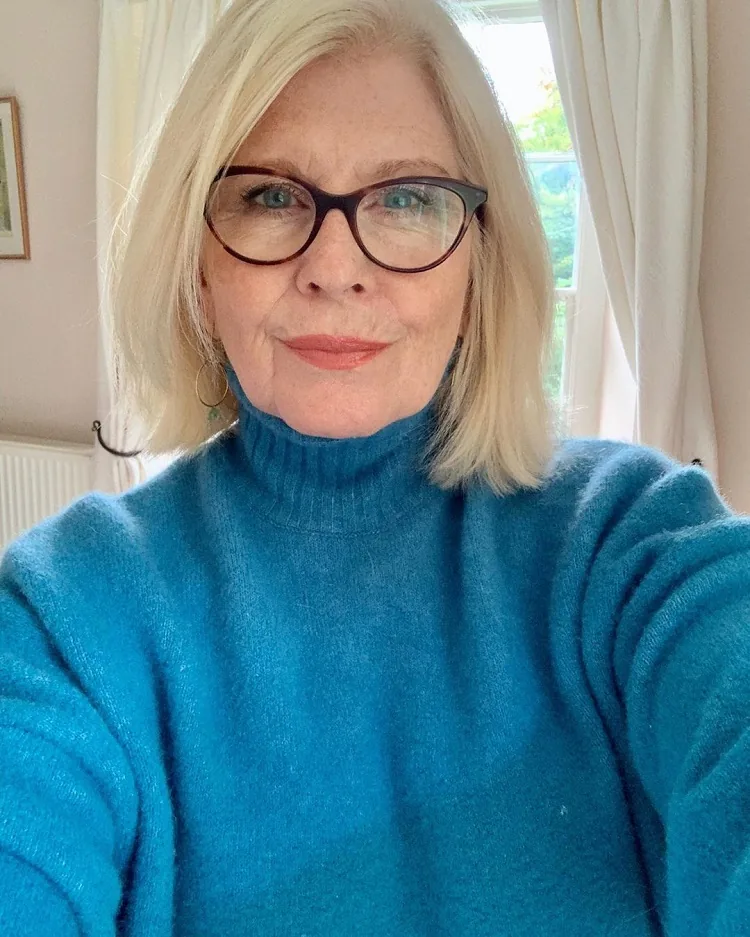 haircut woman 60 years old with glasses 2022