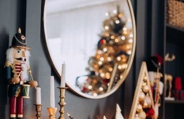 how to decorate your mirror winte 2022 christmas trends and colors what are the best decorations festivity