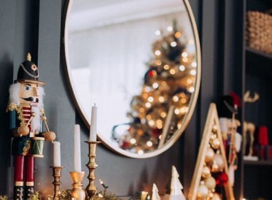 how to decorate your mirror winte 2022 christmas trends and colors what are the best decorations festivity