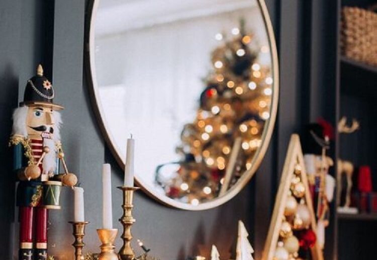 how to decorate your mirror winte 2022 christmas trends and colors what are the best decorations festivity