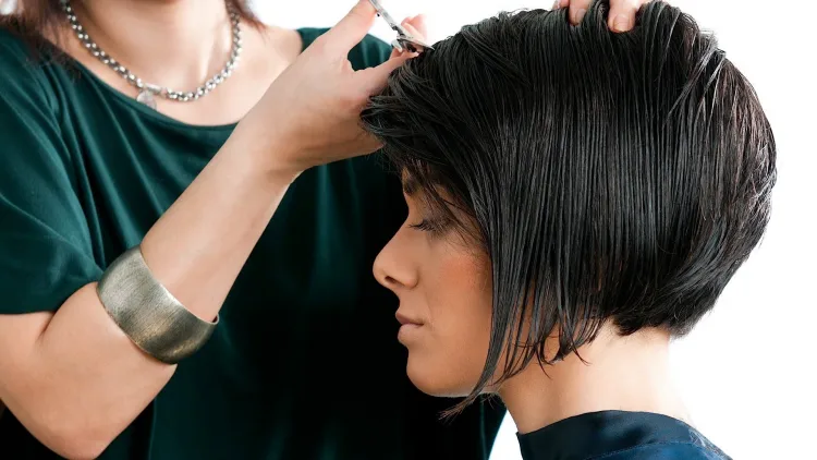 cómo peinar un corte de pelo bob de una línea peinados de moda flequillo cabello corto y negro