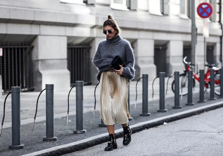 how to wear a pleated skirt turtleneck sweater ankle boots 2023
