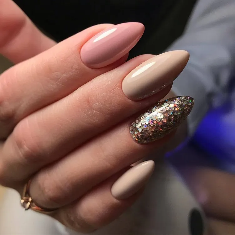 manicure fall 2022 nude nails with glitter