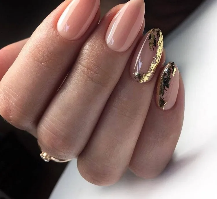 manicure trend 2022 nude nails with golden accents