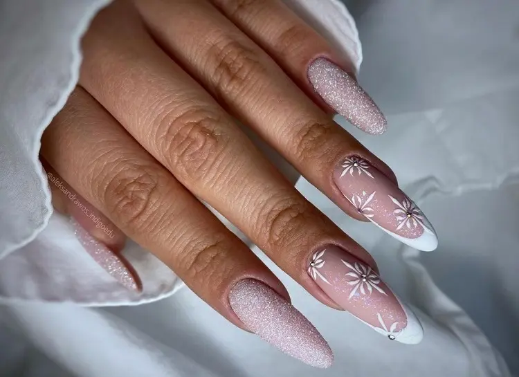 nails with snowflakes sugar glazed winter art design christmas trends