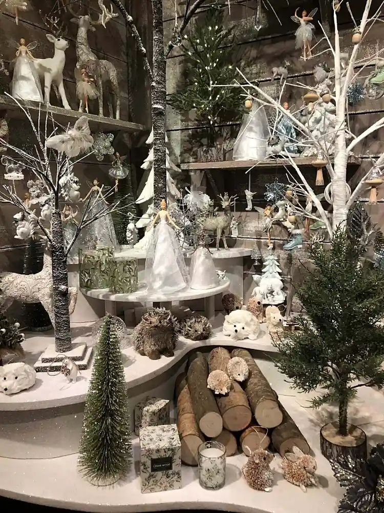 natural Christmas decorating ideas 2022 fir white snow wood
