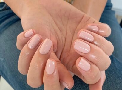 nude-nails-2022-trend-simple-nail-art-natural-nails
