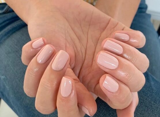 nude-nails-2022-trend-simple-nail-art-natural-nails