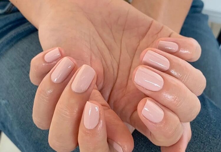 nude-nails-2022-trend-simple-nail-art-natural-nails