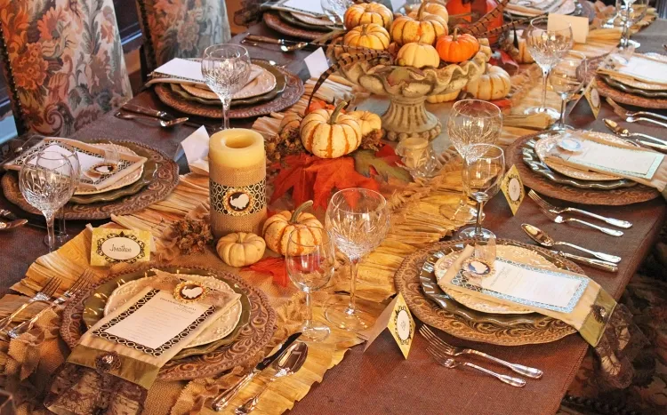 plenty of pumpkins for Thanksgiving centerpiece table decor idea