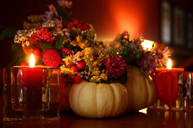 pumpkin vases with flowers for Thanksgiving dinner centerpiece warm and cozy idea