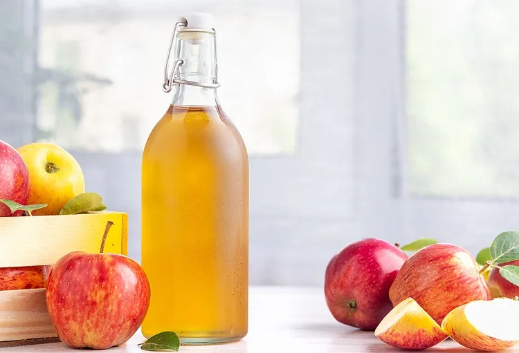 enjuague de vinagre de sidra de manzana: formas naturales de aclarar las canas