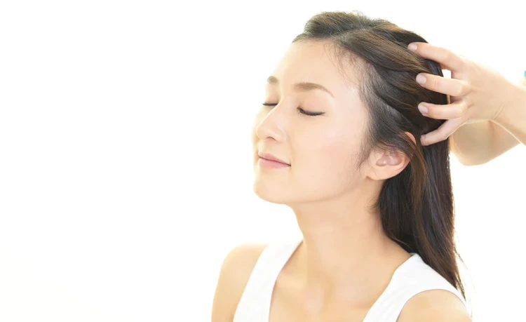 masaje del cuero cabelludo para el crecimiento del cabello estimula la circulación sanguínea mejora el proceso metabólico
