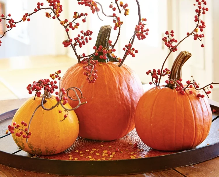 simple Thanksgiving table decor idea pumpkins on a tray