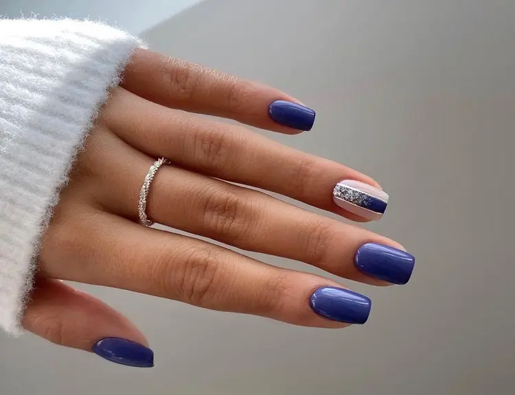 square rounded nail shape december winter 2022 trends blue navy snowflake shiny