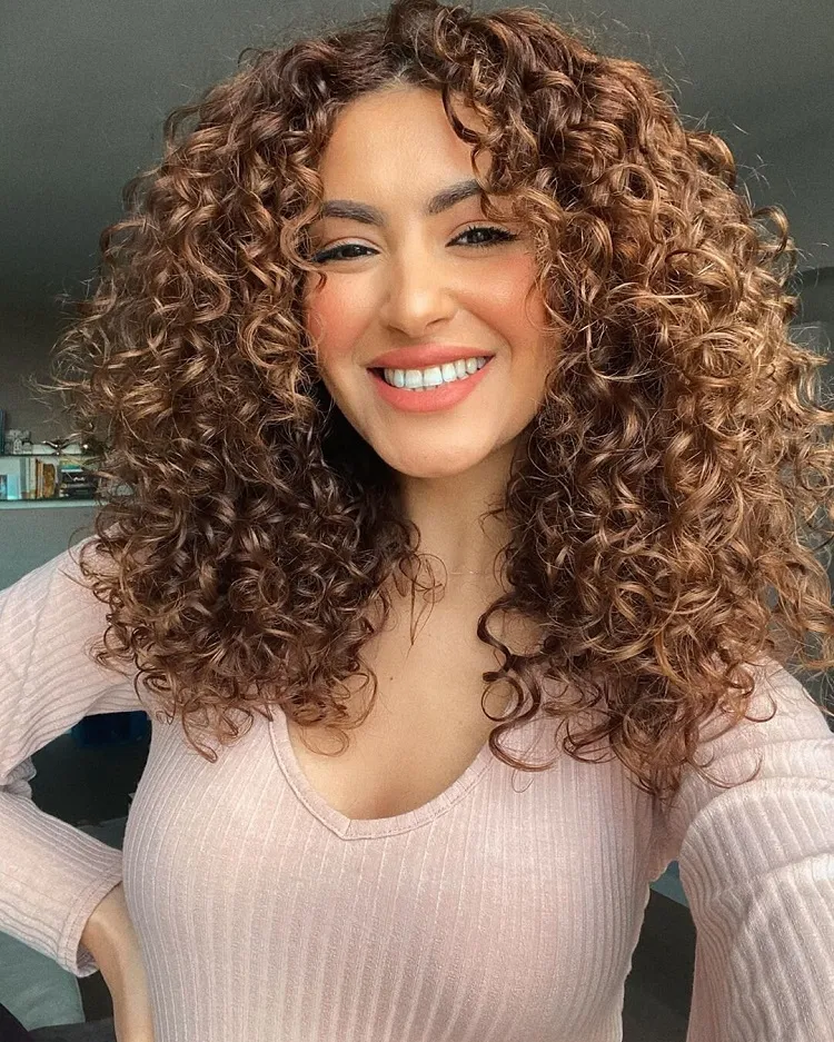 what balayage for curly hair afro curls chestnut color trend 2023 honey balayage