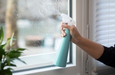 window-cleaner-non-toxic-homemade-product-natural-ingredients-spray-bottle