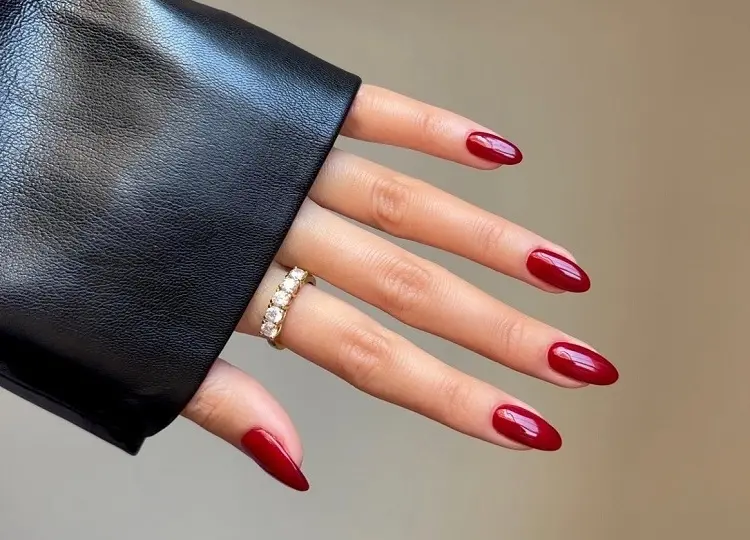winter nails 2022 december red nail polish trends what color to choose nail art shape