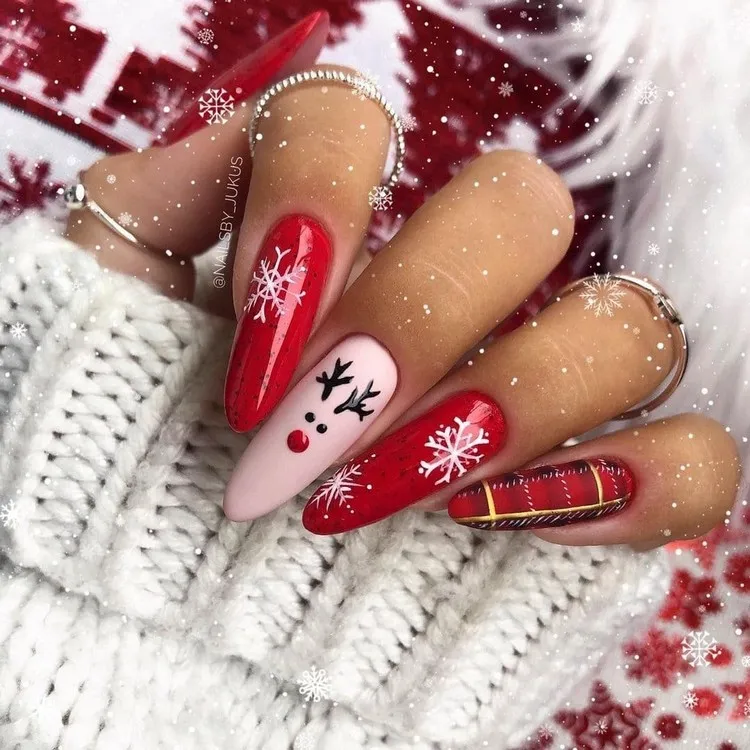 2022 red Christmas nails reindeer snowflakes