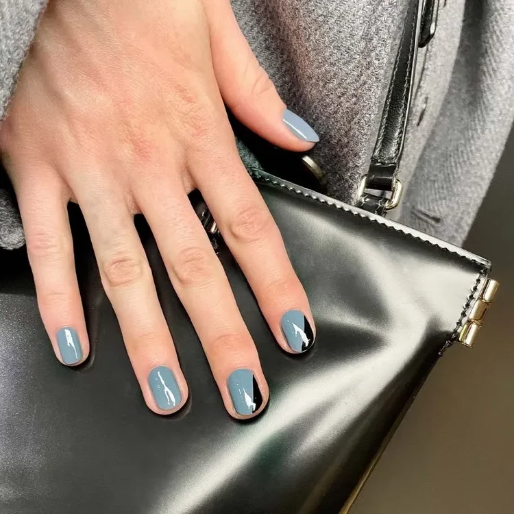 2023 tendencias de color de uñas arte de uñas azul gris manicura de dos tonos
