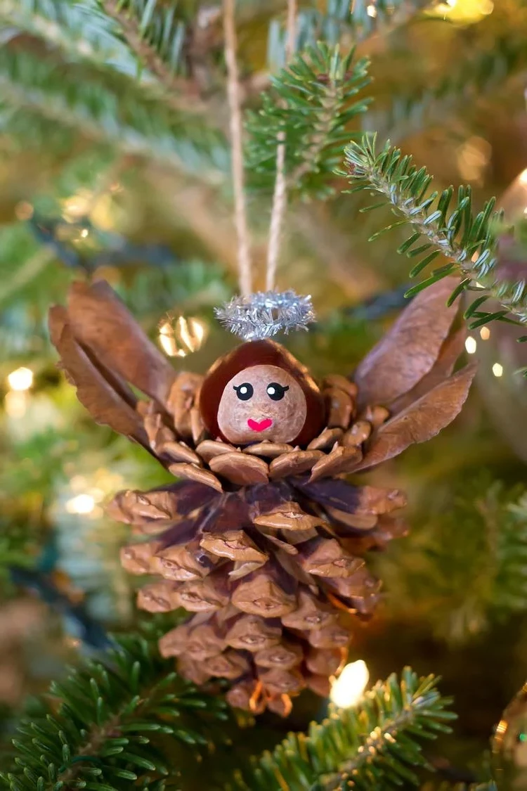 Angels made from natural materials as Christmas tree ornaments