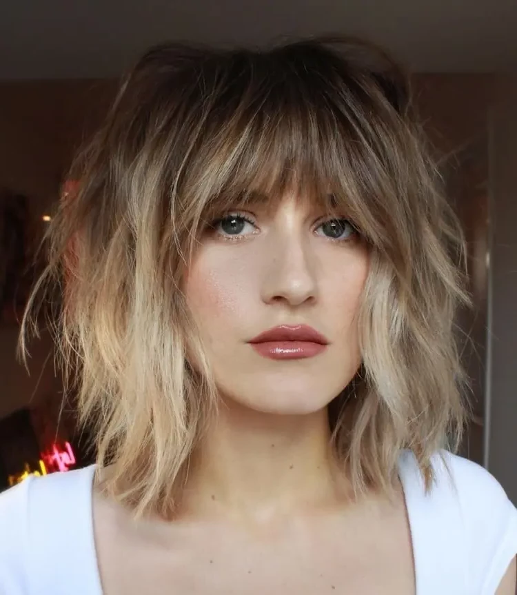 Bangs hairstyle with a retro flair create more volume