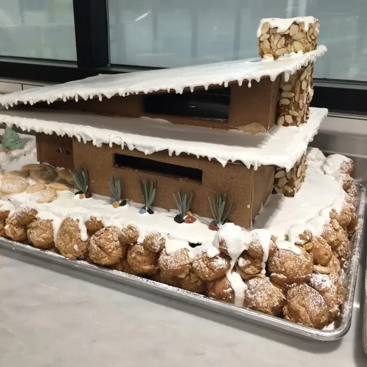 Build a modern gingerbread house with a chimney on little cream puffs