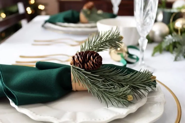 DIY Christmas napkin rings wooden rings pine cones
