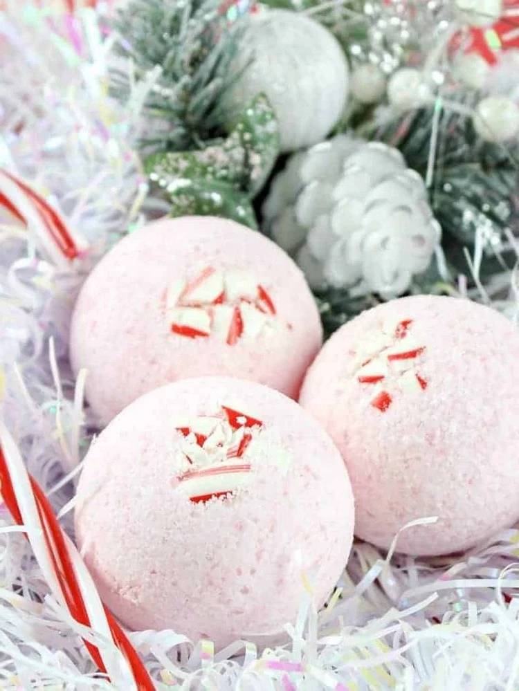 DIY scented bath bombs in different colors low budget Christmas gifts